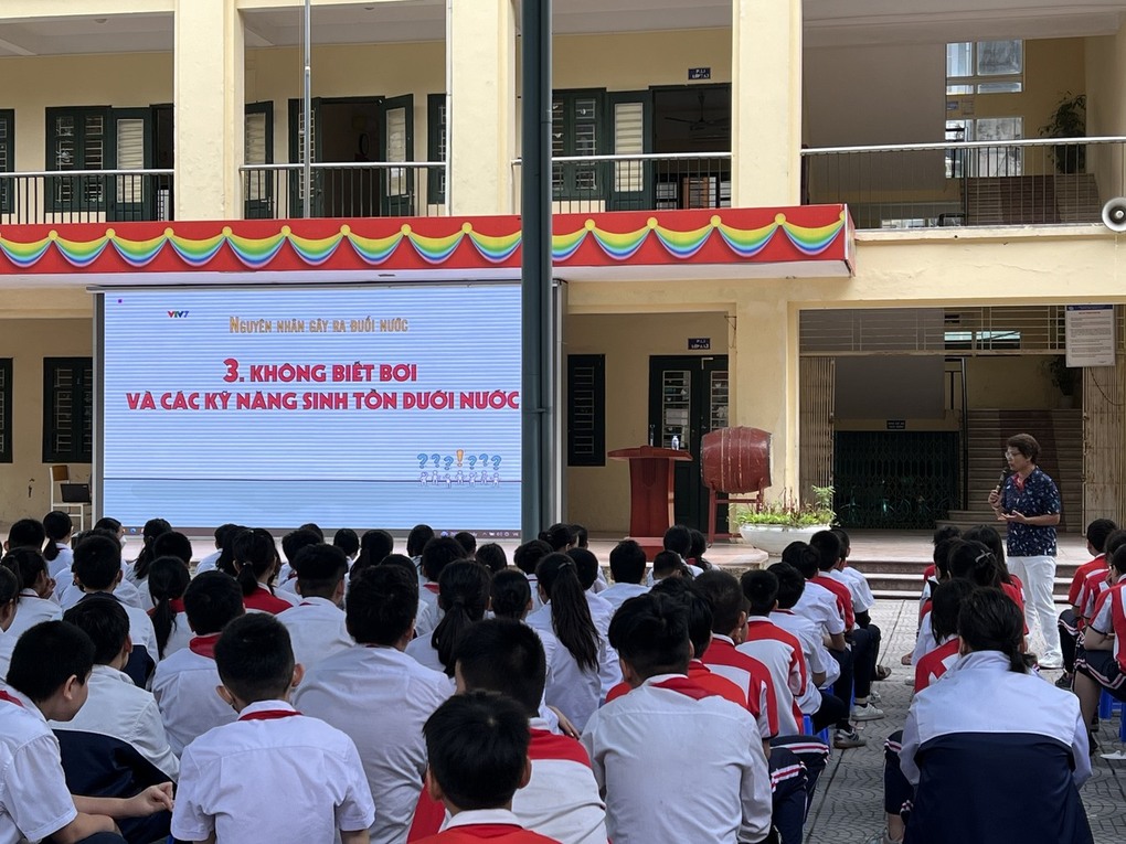 Trường THCS Thống Nhất phối hợp TTYT quận Ba Đình tổ chức Chương trình Tuyên truyền phòng chống tai nạn thương tích và đuối nước năm 2023
