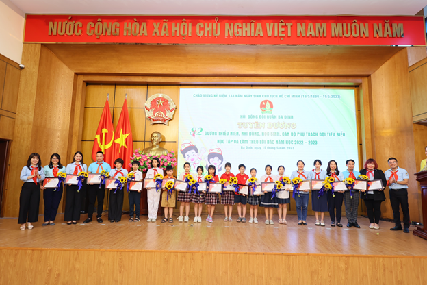 Cô giáo Trần Cẩm Nhung và học sinh Lê Diệu Thảo được Hội đồng Đội quận Ba Đình tuyên dương “Gương tiêu biểu trong học tập và làm theo lời Bác năm học 2022 – 2023”