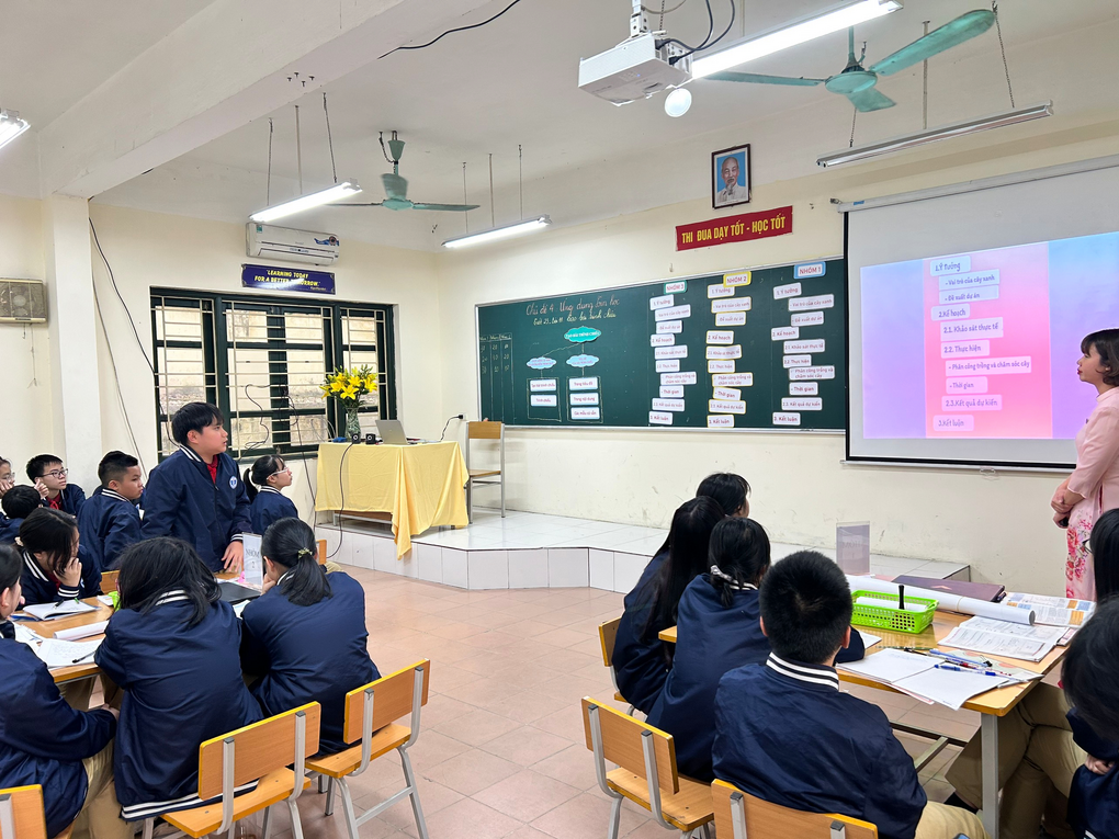 Cô giáo Đào Thị Vân thực hiện xuất sắc tiết dạy thực tập quận môn Tin học của trường THCS Thống Nhất