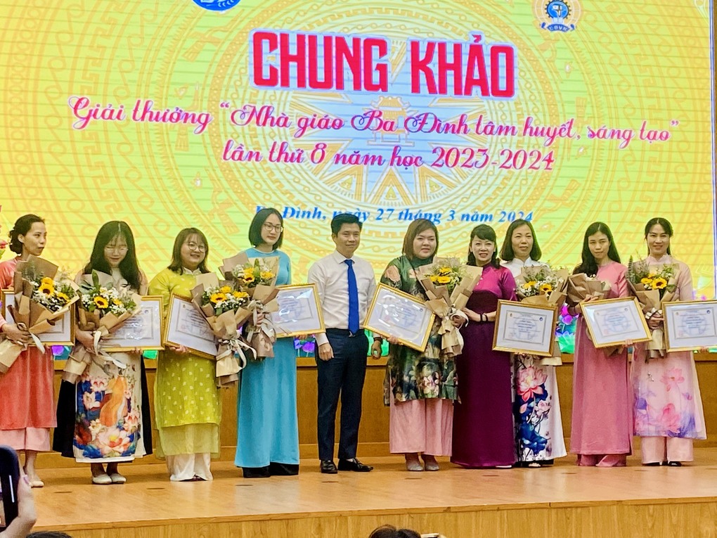 Cô giáo Trần Cẩm Nhung vinh dự được nhận danh hiệu Nhà giáo Ba Đình tâm huyết sáng tạo lần thứ 8