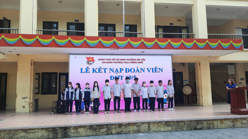 A group of people standing in front of a banner

Description automatically generated with medium confidence