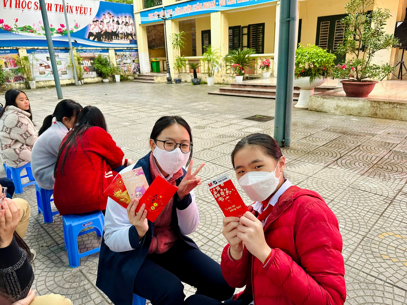 A group of girls wearing face masks sitting on a bench

Description automatically generated